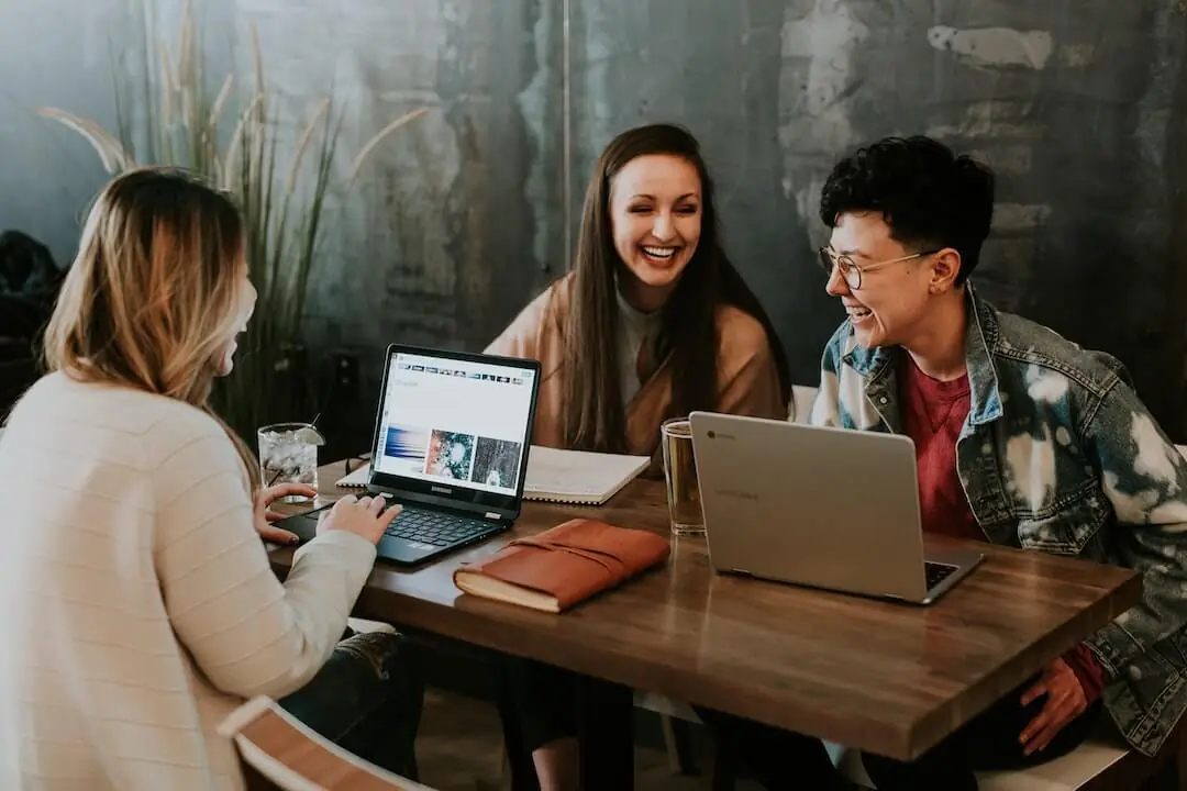 Trois personnes autour d'une table qui travaillent