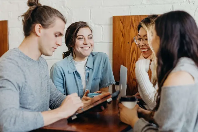 Plusieurs personnes brainstorm avec le sourire